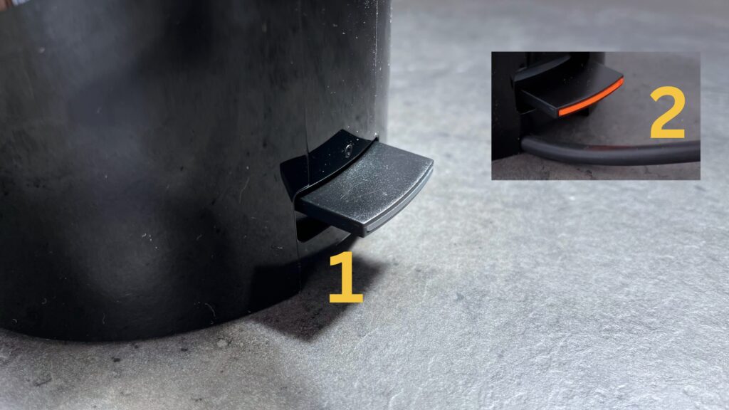 Nahaufnahme des Schalters des Stelton EM77 Wasserkochers im inaktiven und aktiven Betrieb